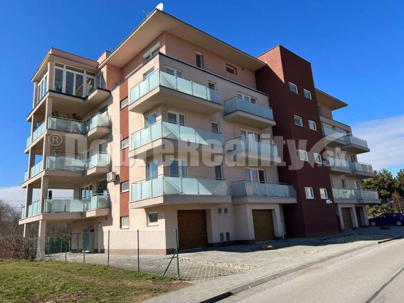 Bytový dům na Stančeka v Prievidzi, zachycující 2-pokojové byty se zasklenými balkóny.