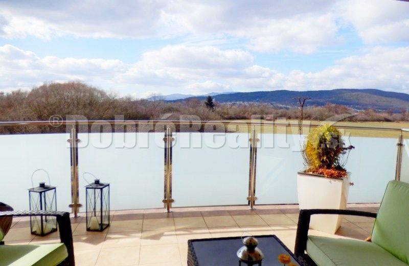 Balkon 2pokojového bytu v Prievidzi na Stančeka s výhledem na scenérii hor a přírody.