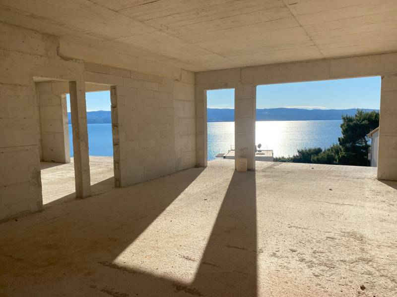 Vila s výhledem na moře a nedokončenou architekturou v Dući.