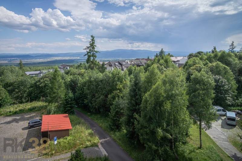 Výhled na zeleň a horskou krajinu z 3pokojového bytu ve Vysokých Tatrách.