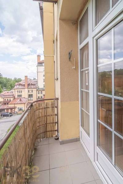Balkon 3pokojového bytu ve Vysokých Tatrách s výhledem na historické budovy.