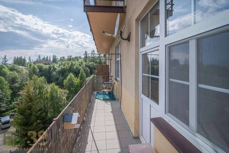 Balkon 3pokojového bytu ve Vysokých Tatrách s výhledem na zeleň a nebe.