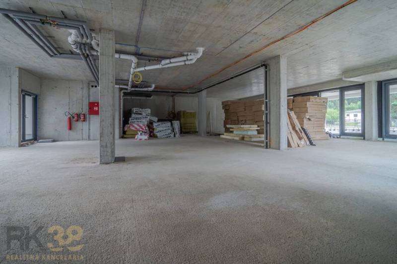 Budoucí obchodní prostory se stavebním materiálem a instalací potrubí ve Svitu.