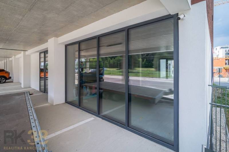 Prosklené obchodní prostory ve Svitu s parkováním a moderní architekturou.