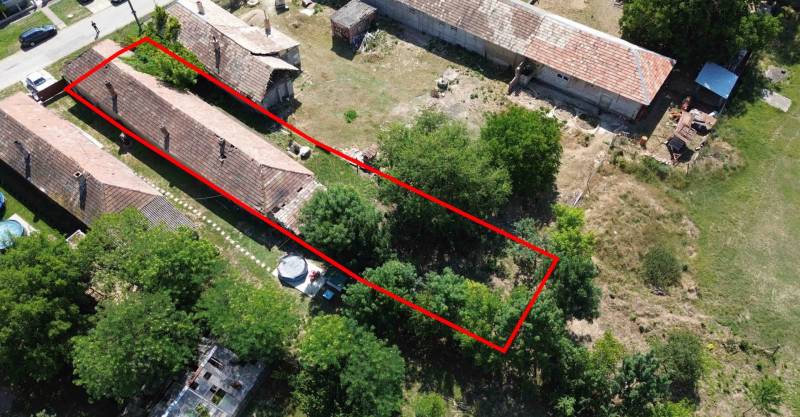 Rodinný dům v Hronovcích se zahradou a viditelnou střechou, označeno červenou čarou.