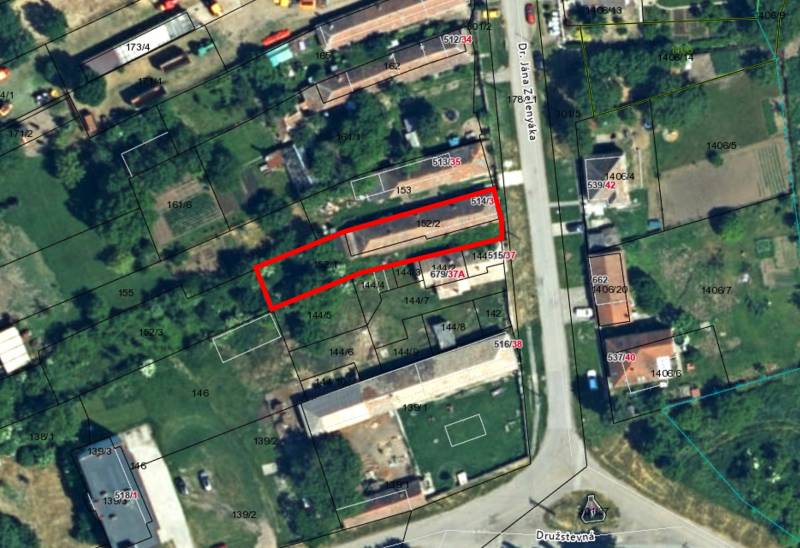 Satelitní mapa rodinných domů a pozemků v Hronovcích s vyznačenými parcelami.