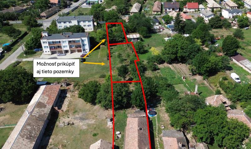 Letecký pohled na rodinný dům v Hronovcích s vyznačenými pozemky na prodej.