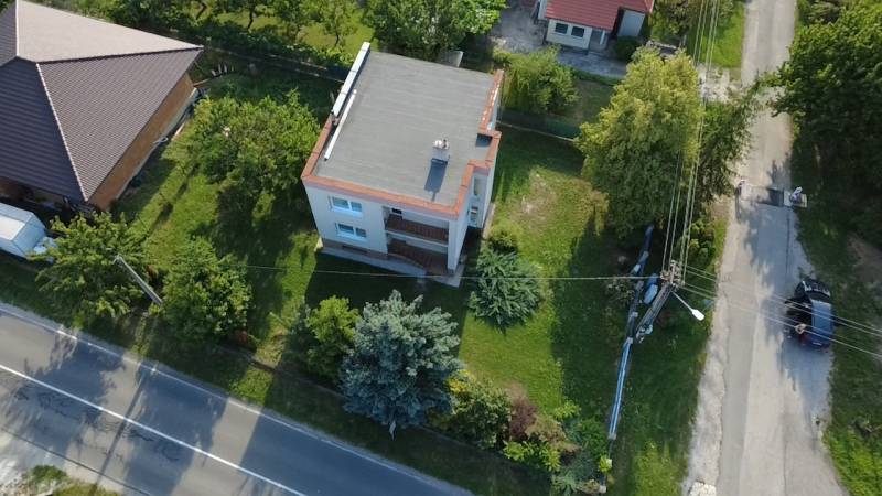Rodinný dům v Rakoľubech, Nové Mesto nad Váhom, obklopený zahradou a sousedstvím.