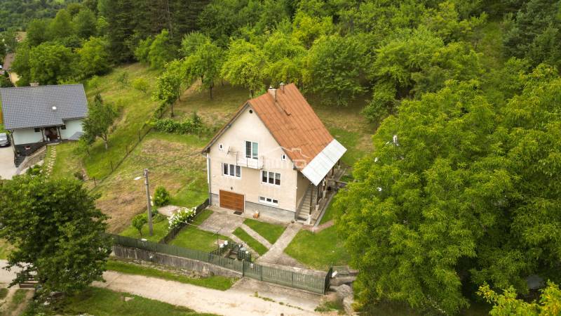 Rodinný dům v Papradně s velkou zahradou a zeleným okolím.