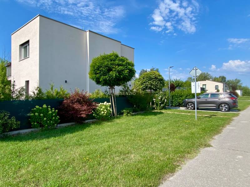 Rodinný dům ve Vojce nad Dunajem s přilehlou zahradou a parkovacím místem na pozemku.