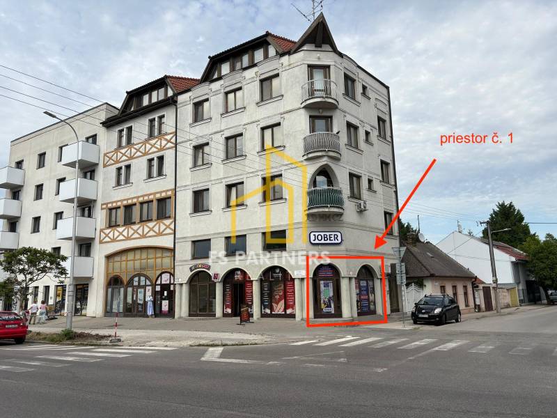 Budova na Petőfiho ulici v Komárně s obchodními prostory a označeným prostorem číslo 1.
