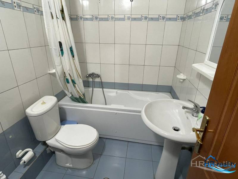 Koupelna v rekreačním apartmánu, s vanou, umyvadlem a toaletou.