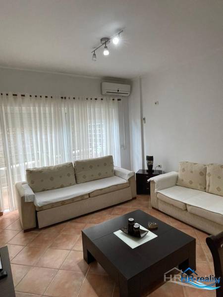 Pohodlný obývací prostor se dvěma pohovkami v rekreačním apartmánu.