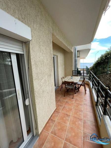 Balkon s posezením v rekreačním apartmánu v Sarandë, s výhledem na moře.