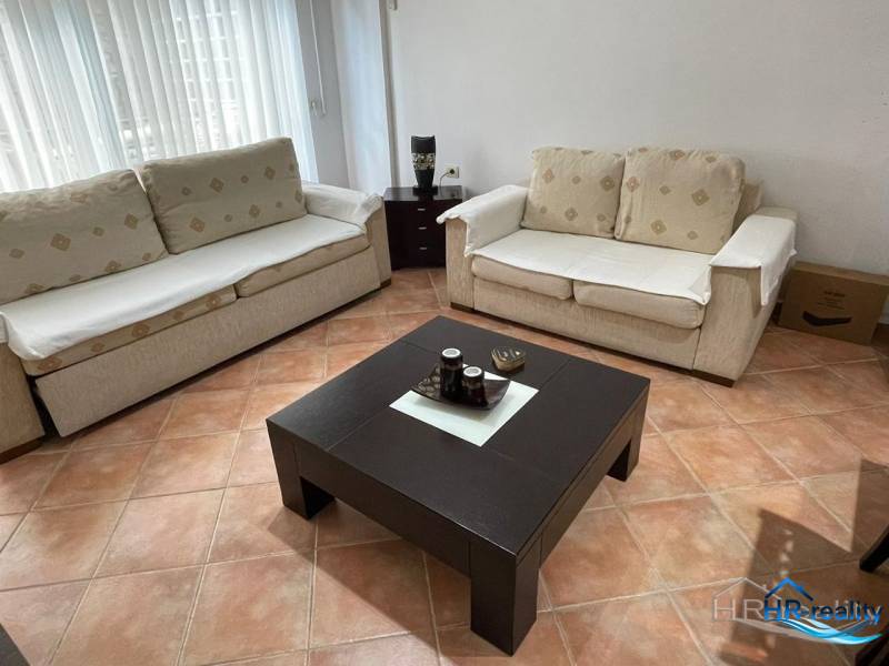 Obývací pokoj v rekreačním apartmánu se dvěma pohovkami a konferenčním stolkem.