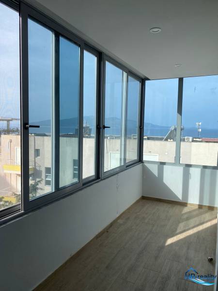 Skleněná terasa s výhledem na moře v rekreačním apartmánu.