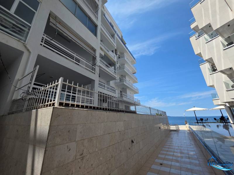 Rekreační apartmán v Sarandë s výhledem na moře a terasou u bazénu.