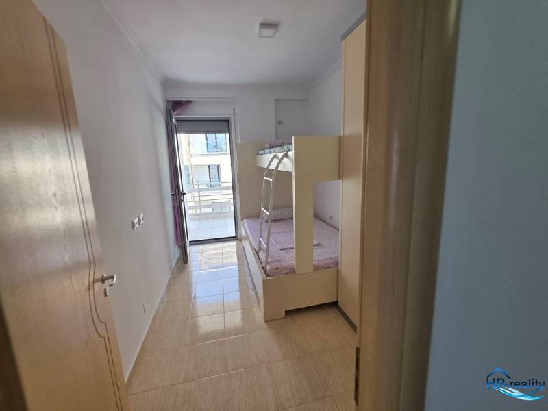 Dětský pokoj v rekreačním apartmánu se vstupem na balkon a patrovou postelí.
