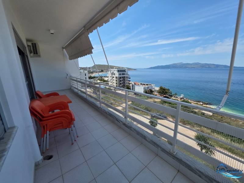 Balkon rekreačního apartmánu v Sarandë s výhledem na moře a okolí.