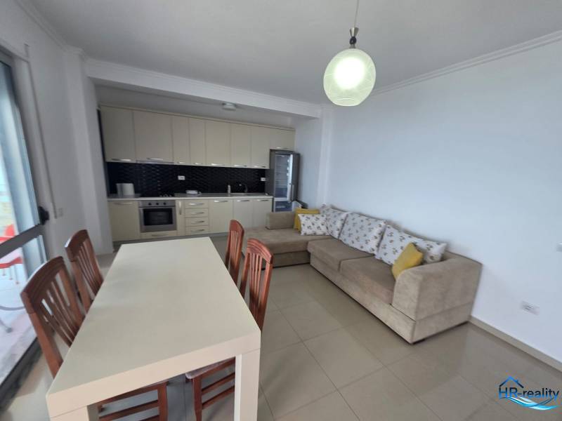 Prostorný obývací pokoj rekreačního apartmánu s kuchyňským koutem a pohodlnou rohovou sedačkou.