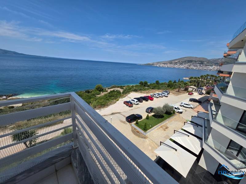 Pohled z rekreačního apartmánu v Sarandë na moře a parkoviště u budovy.