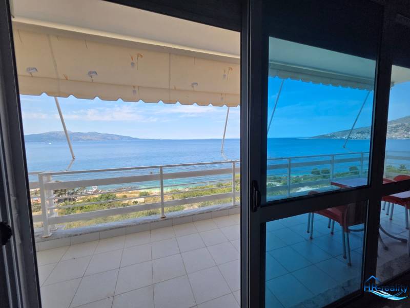 Výhled z rekreačního apartmánu v Sarandë směřuje na moře a pobřeží.