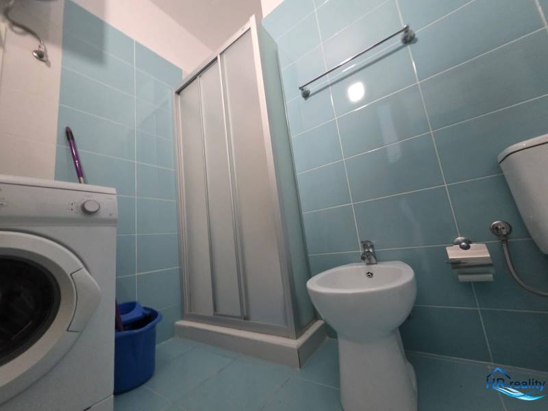 Koupelna v rekreačním apartmánu s pračkou, sprchovým koutem a bidetem.