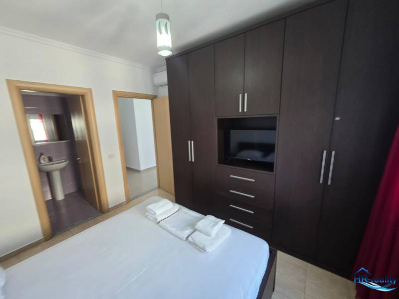 Ložnice v rekreačním apartmánu s velkou šatní skříní a připojenou koupelnou.