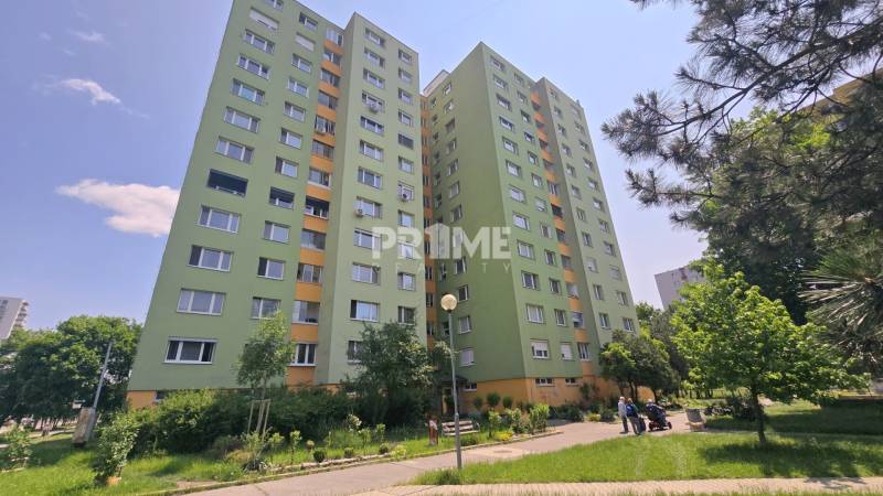 Bytový dům na Osuského ulici v městské části Bratislava - Petržalka.