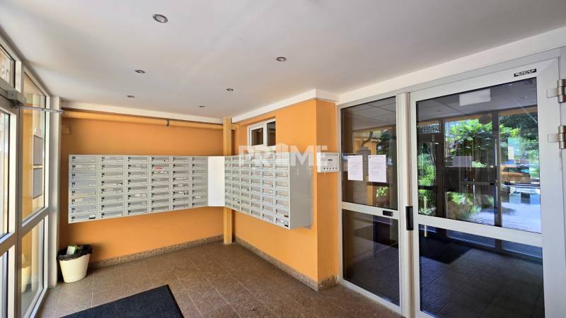 Vstupní hala panelového domu s poštovními schránkami na Osuského ulici v Bratislavě - Petržalce.