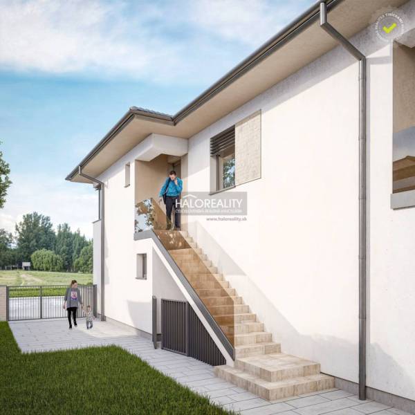 Exteriér 3-pokojového bytu v Lužiankách s přístupovým schodištěm a upraveným trávníkem.