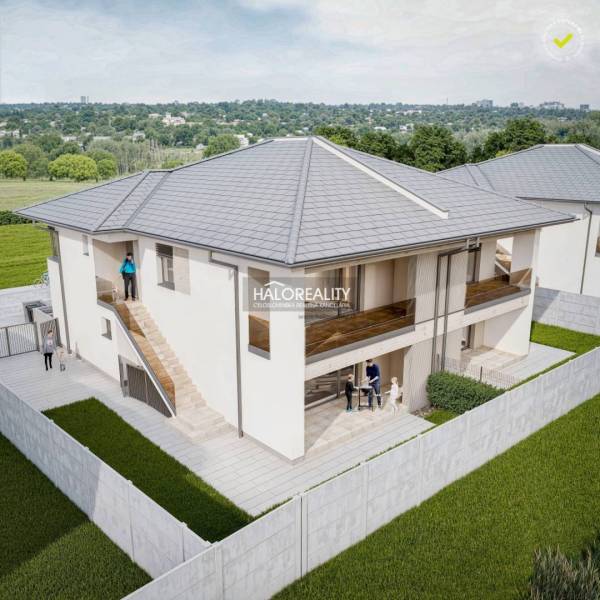Exteriér dvoupodlažního 3pokojového bytu v Lužiankách se dvěma balkony a zahradou.