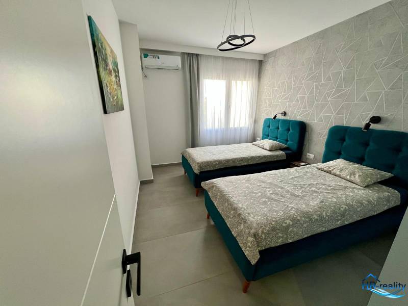 Dvoulůžkový pokoj s čalouněnými postelemi v Rekreačním apartmánu.