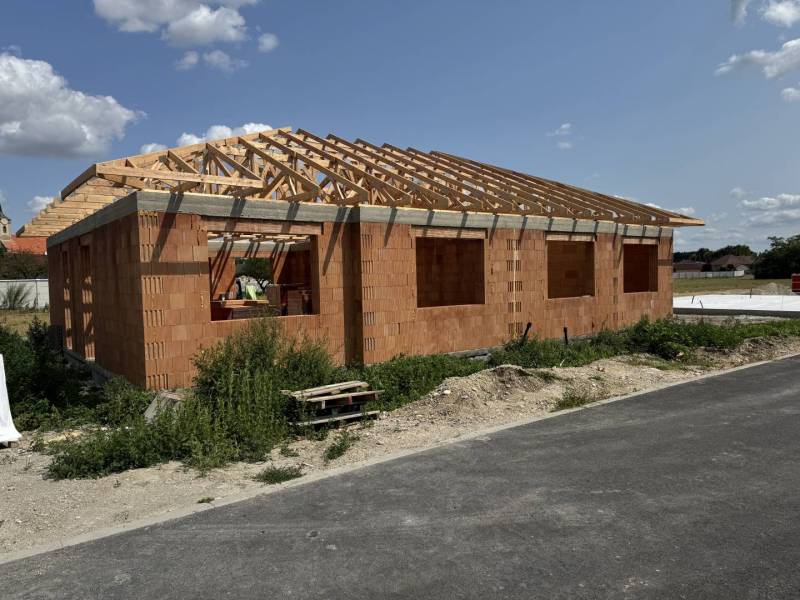 Výstavba rodinného domu v Horním Baru s keramickými cihlami a dřevěným krovem.