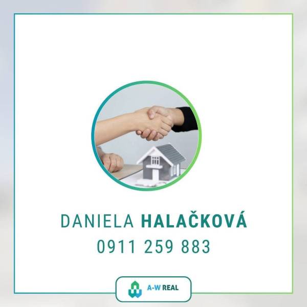 Rukama si podávají dohodu u modelu rodinného domu. Kontakt: Daniela Halačková.