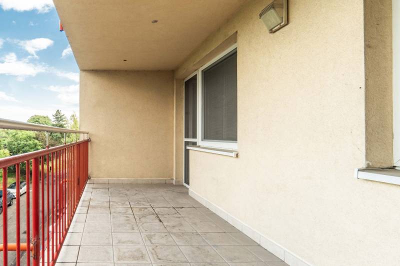 Balkon s dlažbou a červeným zábradlím v 2-pokojovém bytě, ulice Mierová, Bratislava - Ružinov.