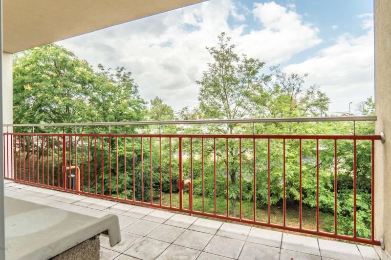 Balkon s výhledem na zelený exteriér v 2-pokojovém bytě, Mierová ulice, Bratislava - Ružinov.
