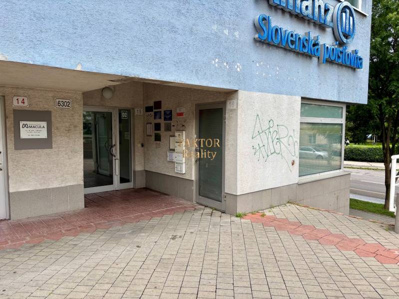 Vstup do budovy na náměstí Martina Benku v Bratislavě, 2-pokojový byt.