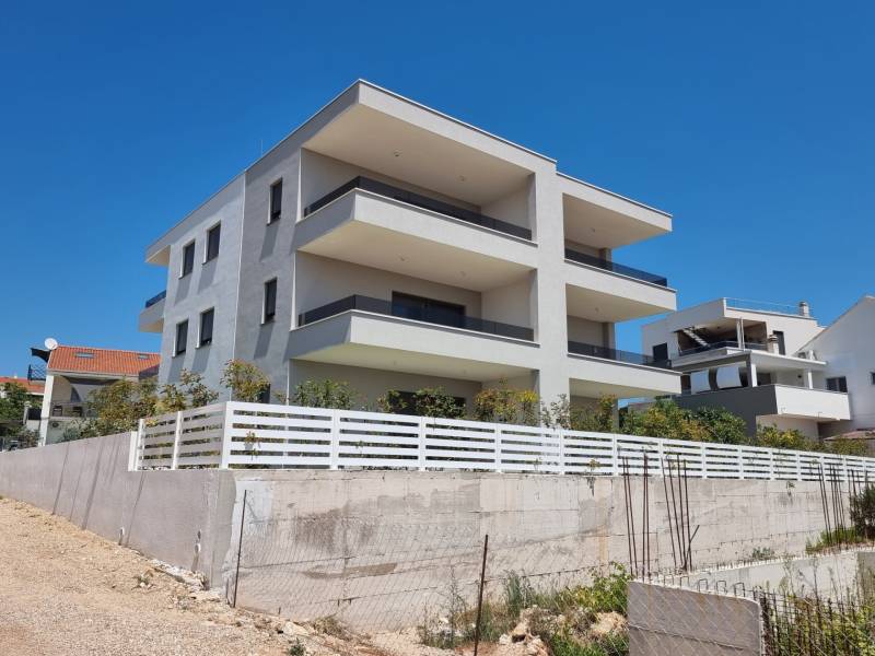 Exteriér 4pokojového bytu ve městě Vodice ukazuje moderní novou budovu.