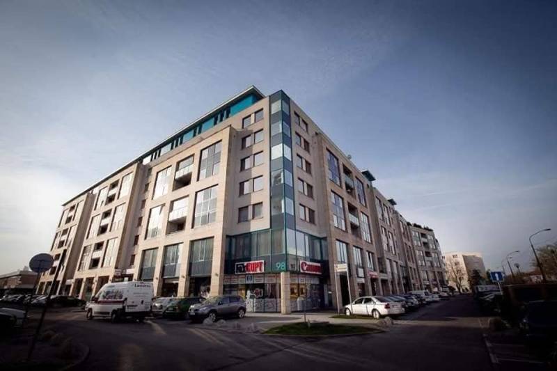 Vícepodlažní budova s obchodními prostory na Vajnorské ulici, Bratislava - Nové Město.