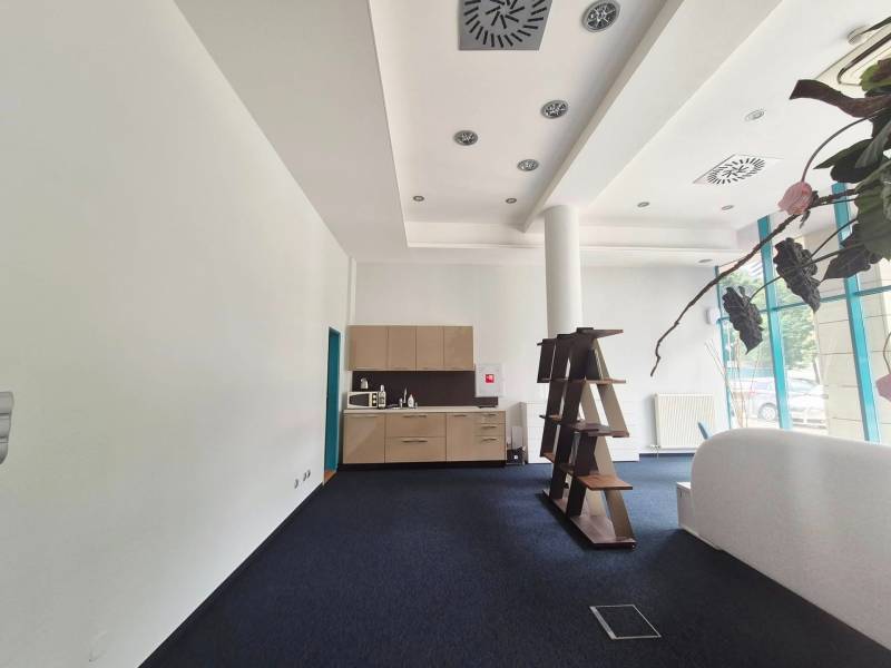 Interiér obchodních prostor s kuchyňkou a poličkou v Bratislavě.