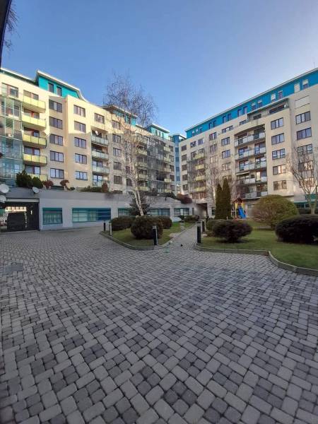 Bytový komplex s vnitřním nádvořím a dlážděným chodníkem na Vajnorské v Bratislavě - Novém Městě.