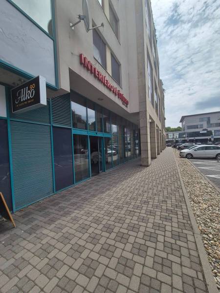 Obchodní prostory na Vajnorské ulici v Bratislavě - Novém Městě s prosklenými výlohami.