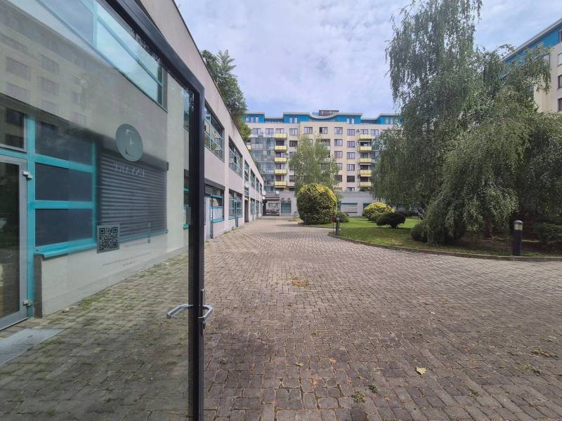 Obchodní prostory na Vajnorské ulici obklopené zelení, Bratislava - Nové Město.