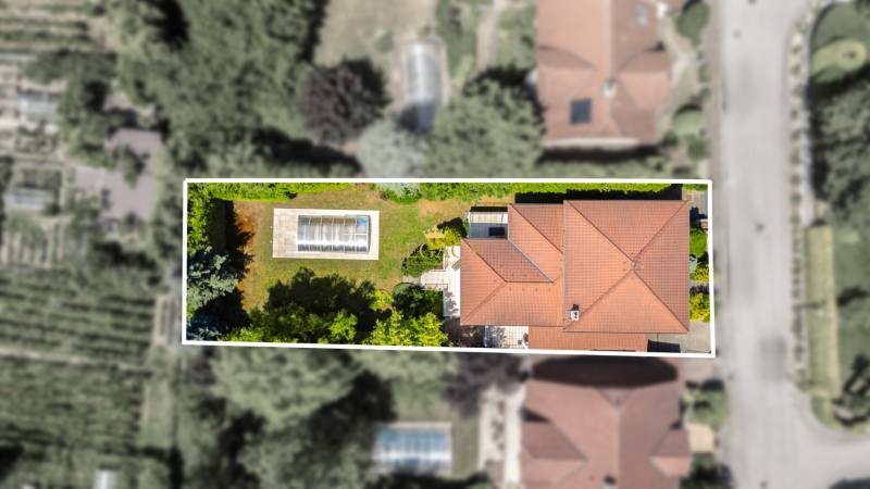 Pohled shora na rodinný dům s bazénem na Malokarpatské ulici v Limbachu.