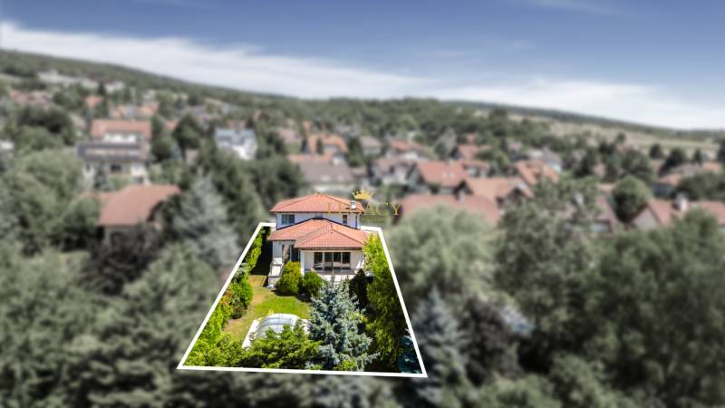 Rodinný dům na Malokarpatské ulici v Limbachu obklopený zelení a sousedními domy.