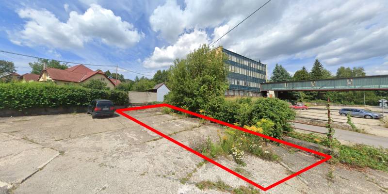 Pozemky - komerční v Handlové na Štrajkové, vedle parkoviště a administrativních budov.