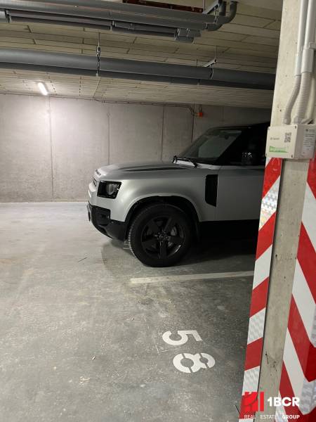 Auto zaparkované v garážích na Bratislava - Rača, Pri Šajbách, vedle označení místa 53.