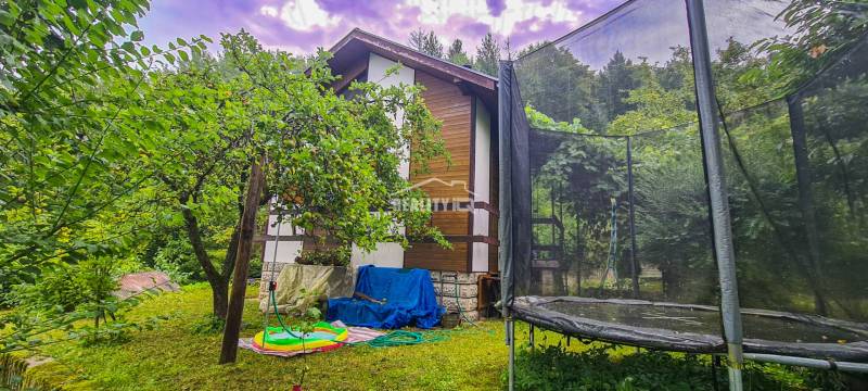 Chata v Mojši obklopená zelení, zahrada s trampolínou a jedinečná atmosféra.