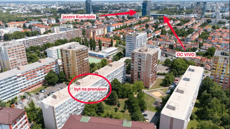 Letecký pohled na obytné budovy v Bratislavě na Československých parašutistů, blízko Kuchajdy.